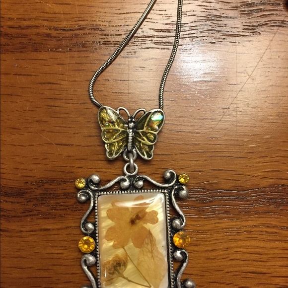 Y2K Vintage Resin Dried Flower Butterfly Necklace - Picture 5 of 6